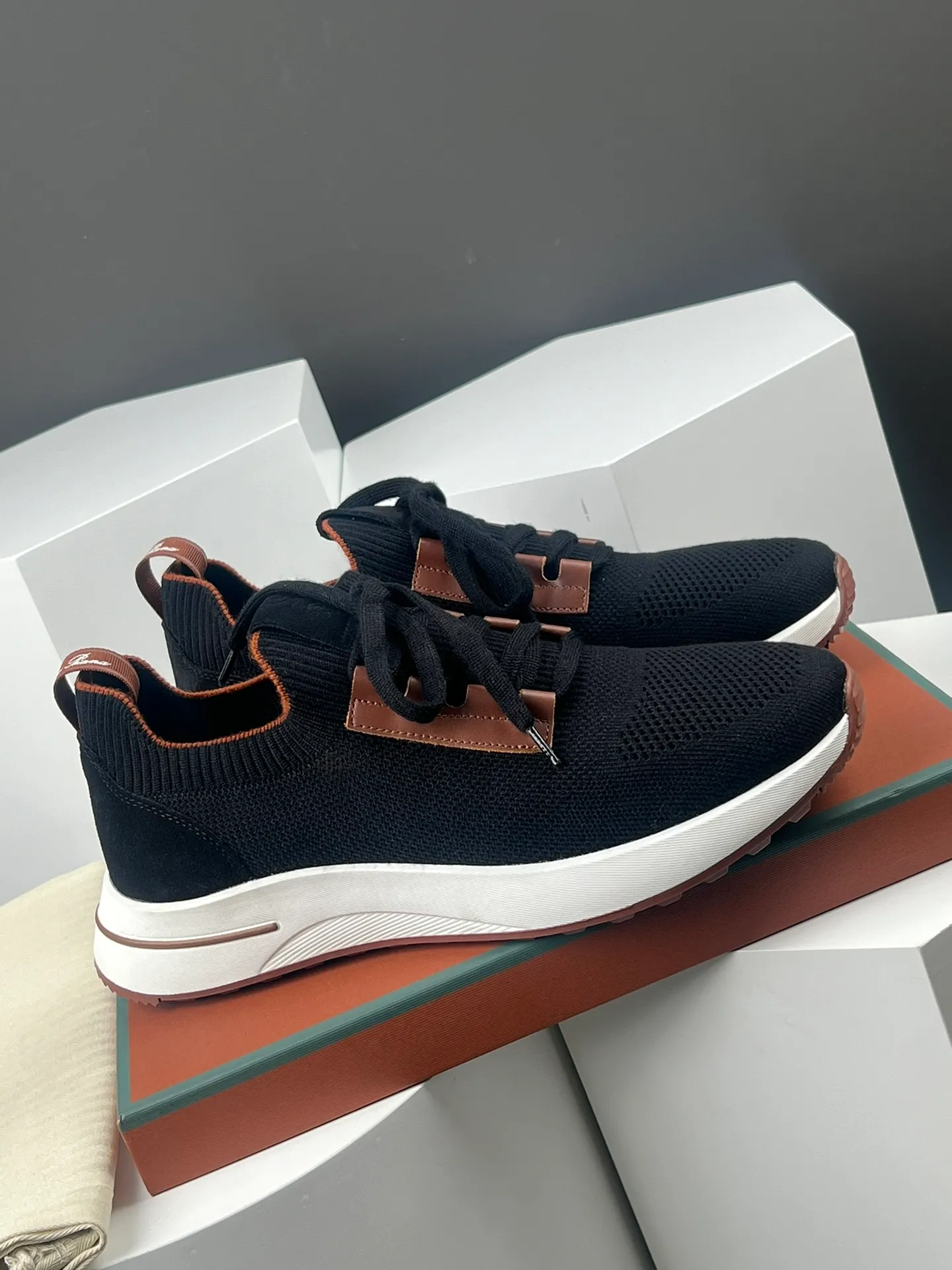 Factory price 420💰L men's shoes💰New product on sale Loro men's shoes💰iana knitted sneakers｜Made of Wish wool blended fabric｜The upper is made of unique knitted fabric production technology｜Comprehensive one-to-one restoration of the counter process｜Additional original molded rubber three-color combination technology outsole｜Size: 39-44 (customized at 45.46)